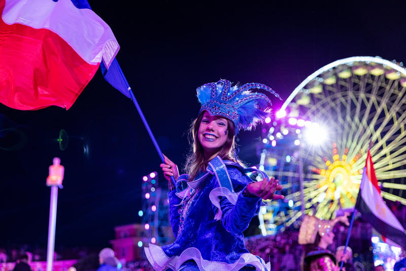 Jeune participante au défilé du Carnaval de Nice