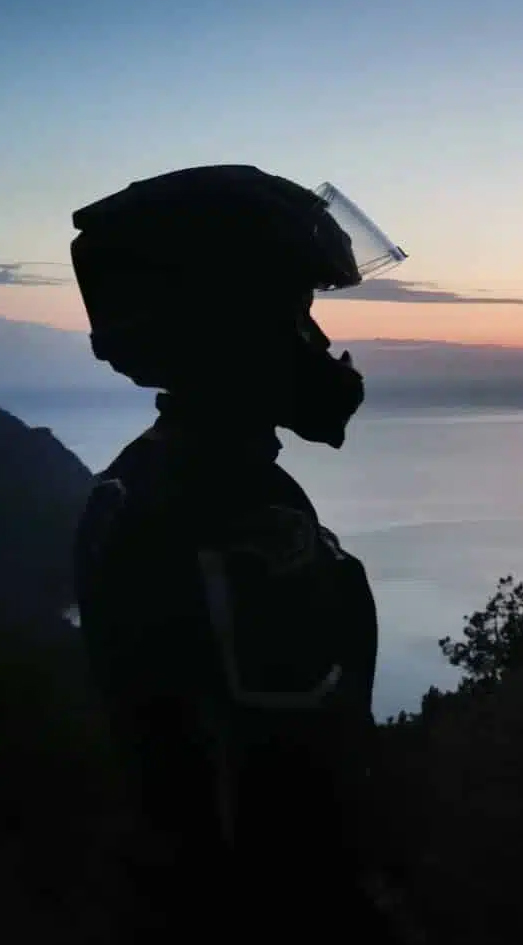 Motard admirant un coucher de soleil